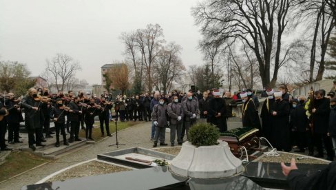 DOČEKALA GA NEDELJA: Reka ljudi iza DŽejevog kovčega (VIDEO)