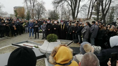 ĆERKA JECA DOK SVIRAJU NEDELJU: Scene sa Novog groblja koje kidaju dušu (VIDEO)