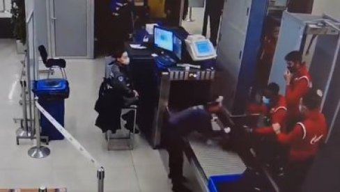 INCIDENT NA AERODROMU: Kanga pobesneo i ušao u sukob sa carinicom zbog rutinske kontrole (VIDEO)