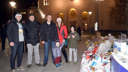 PAKETIĆI ZA DECU SA KiM. Humanitarna akcija organizacije Svi za kosmet na platou kod Hrama Svetog Save