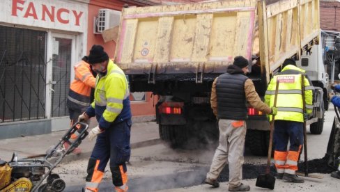 KRPLJENJE UDARNIH RUPA: U Jagodini se koristi svaki lep dan za rad