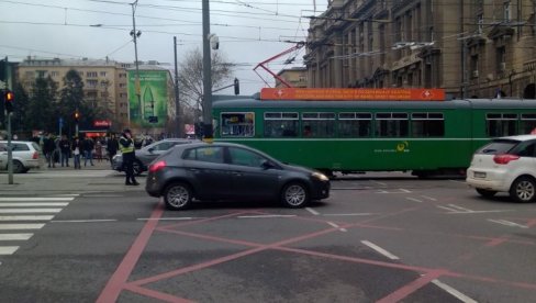 ГУЖВА У ЦЕНТРУ БЕОГРАДА: Трамвај се покварио и направио хаос! (ФОТО)