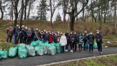 УРЕЂЕН ПАРК ДЕВЕТ ЈУГОВИЋА: У акцији чишћења парка и административни радници