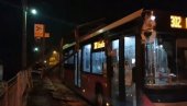 INCIDENT U GROCKOJ: Pala konstrukcija stajališta na autobus, unutra bilo šestoro putnika, srećom niko povređen! (VIDEO)