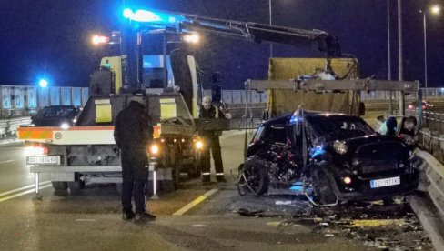 PRVA SLIKE I SNIMCI SA MESTA TRAGEDIJE: Automobil skroz smrskan - jeziv prizor na mestu gde je stradao dečak (14) (FOTO/VIDEO)