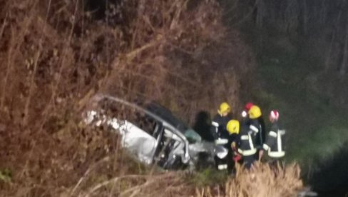 VATROGASCI SEKU VOZILO DA IZVUKU MRTVE: Užasne slike teške nesreće kod Kruševca (FOTO/VIDEO)