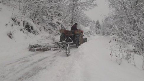 OBELELI VRHOVI ZLATARA I ZLATIBORA: Meštani nisu iznenađeni - Sneg nije padao samo tokom vrelih letnjih dana