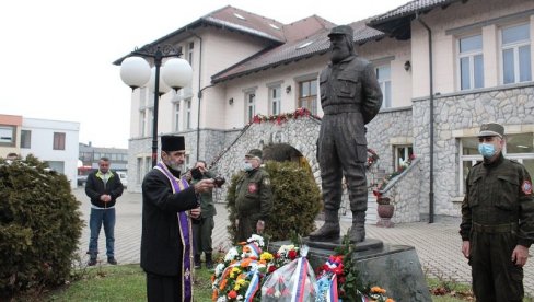 ODRŽAN POMEN VOJVODI MANDI: Junački je branio zavičaj, vence položio i sin srpskog heroja (FOTO)