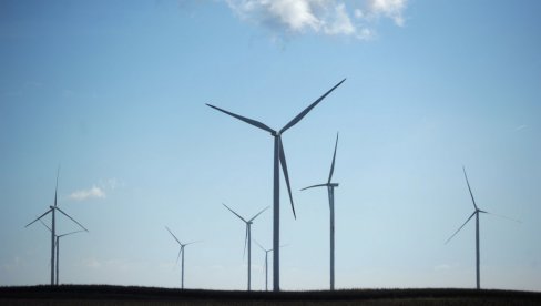 MUŠKARAC BIO ZAROBLJEN NA VRHU VETROTURBINE: Spasen posle više od 4 sata