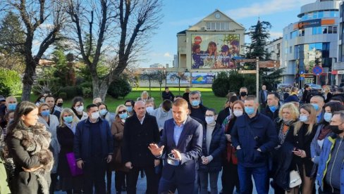 ZEMLJOTRES PREKINUO KONFERENCIJU DRAŠKA STANIVUKOVIĆA: LJudi, ovo je ozbiljno! (VIDEO)