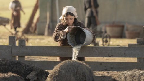 RADI NA NJIVI, HRANI STOKU: Dara iz Jasenovca ju je proslavila, a njene komšije kažu - Skuplja drva, pa daje intervjue (FOTO)