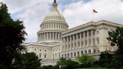 АНТИТРАМПОВСКA СИМБОЛИКA: Статуа Диктатор одобрава постављена испред Капитола (ФОТО)
