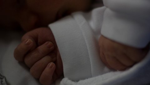 ТРАЖИМ СИНА ВЕЋ 24 ГОДИНЕ: Жени речено да је дете умрло на порођају - фалсификовали потпис у отпусној листи