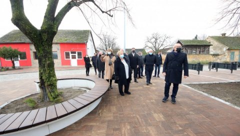 МИНИСТАРСТВО ПРИВРЕДЕ ПОМОГЛО УРЕЂЕЊЕ ЦЕНТРА КОВИЉА: Нови парк обогаћен мобилним пијачним тезгама