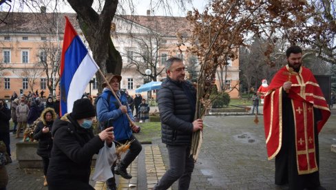 ZAPALJEN BADNJAK U KIKINDI: Korona odložila neke običaje (FOTO)