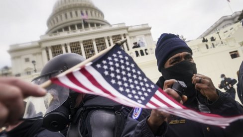 UVEDEN POLICIJSKI ČAS U VAŠINGTONU: Demonstranti i dalje nadiru u Kapitol (FOTO)