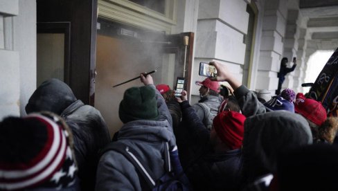 JOŠ JEDNA ŽRTVA NEREDA NA KAPITOLU: Preminuo policajac koji je bio u fizičkom sukobu sa demonstrantima