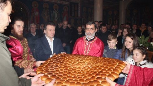 BOŽIĆNO JUTRO U UGLJEVIKU: Liturgija i pričest za najradosniji hrišćanski praznik