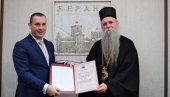 BERANCI MU URUČILI NAGRADU: Episkop Joanikije odlučio da novac donira deci