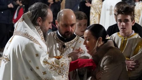 POZNATE LIČNOSTI NA PONOĆNOJ LITURGIJI: Pogledajte fotografije iz Hrama Svetog Save, među vernicima i ljudi iz javnog života