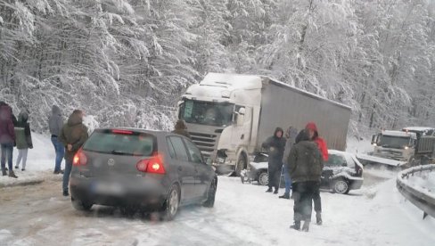 ЗАВЕЈАНИ КАМИОНИ ПРЕМА ЗЛАТИБОРУ: Километарска колона возила због саобраћајке код Борове главе, снег не престаје да пада (ФОТО)