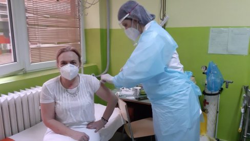 POČELA IMUNIZACIJA MEDICINARA U ŠAPCU: Preko 200 doza „Fajzerova“ vakcine stiglo u Dom zdravlja POČELA IMUNIZACIJA MEDICINARA U ŠAPCU: Preko 200 doza „Fajzerova“ vakcine stiglo u Dom zdravlja