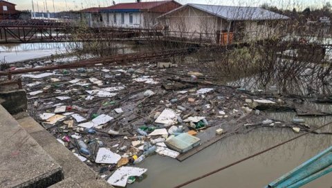 ПОНОВО ИСПЛИВАО НЕМАР: Приобаље Савског кеја затрпано смећем, инспекција тражи власнике сплавова