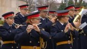 TAMO DALEKO SE ORILO BANJALUKOM: Pogledajte defile Policijskog orkestra u čast Republike Srpske! (VIDEO)