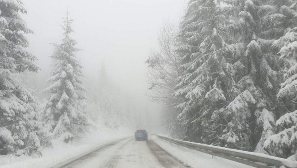 ХИТНО УПОЗОРЕЊЕ ЗА ВОЗАЧЕ: Опрез у вожњи због кише и снега