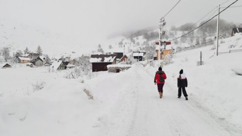 PROBIJENI PUTEVI DO BJELAŠNICE: Zavejana sela oslobođena nanosa, obezbeđen uredan pristup saobraćajnicama (FOTO)