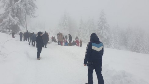 SNEGU SE NAJVIŠE OBRADOVALI NAJMLAĐI: U prijepoljskoj opštini palo 70 centimetara, na snazi je zabrana kretanja za kamione (FOTO)