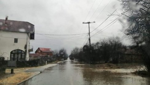 JOŠ JEDNOM GRADU PRETI VANREDNA SITUACIJA! Žestoka borba sa bujicama u Vladičinom Hanu, ugrožene i kuće