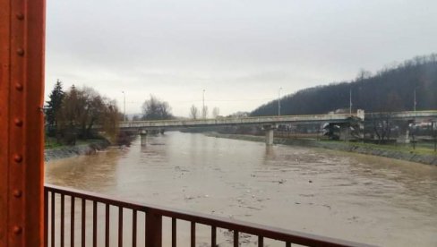 АЛАРМАНТНО У ВЛАДИЧИНОМ ХАНУ: Поплављене куће, улице и поља