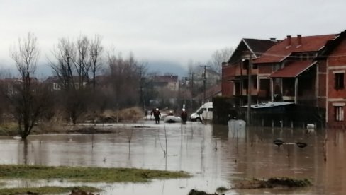 SPASAVAJU STOKU I GOLE ŽIVOTE: Muka žitelja sela Rsovci, voda iznad kolena, beže pred podivljalom rekom Visočicom (FOTO)