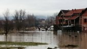 СПАСАВАЈУ СТОКУ И ГОЛЕ ЖИВОТЕ: Мука житеља села Рсовци, вода изнад колена, беже пред подивљалом реком Височицом (ФОТО)