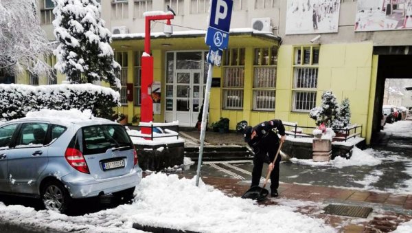 ПОЛИЦИЈА ПОМАЖЕ ГРАЂАНИМА: Припадници МУП у Београду самоиницијативно се организовали да очисте снег (ФОТО)