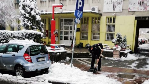 POLICIJA POMAŽE GRAĐANIMA: Pripadnici MUP u Beogradu samoinicijativno se organizovali da očiste sneg (FOTO)