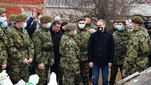 VOJSKA SRBIJE POMAŽE POPLAVLJENIM PODRUČJIMA: Stefanović - Vučić dao naređenje da vojnici danonoćno budu uz građane