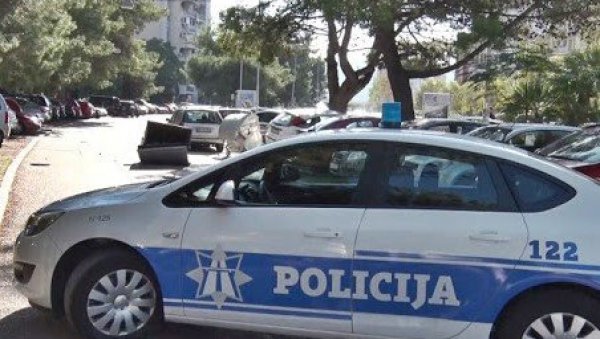 ШЕНЛУЧЕЊЕ У БАРУ: Залутали метак пробио хаубу паркираног аутомобила