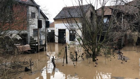 ВАНРЕДНО У БЕЛОЈ ПАЛАНЦИ: Црвена река и Долац под водом набујале Нишаве, евакуисани људи и стока (ФОТО)