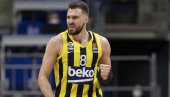 GUDURIĆ U ULOZI ŠPIJUNA: Srpski košarkaš otišao do klupe CSKA da čuje šta Itudis ima da kaže na tajm-autu (VIDEO)