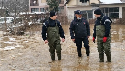 НОВОСТИ НА ЛИЦУ МЕСТА: Поплава у Ђунису, допрема се прва помоћ угроженим домаћинствима (ФОТО/ВИДЕО)