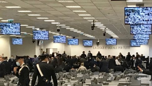 НДРАНГЕТА НА ОПТУЖЕНИЧКОЈ КЛУПИ: Почело највеће суђење мафији у Калабрији у последњих 30 година, оптужено је 355 гангстерa НДРАНГЕТА НА ОПТУЖЕНИЧКОЈ КЛУПИ: Почело највеће суђење мафији у Калабрији у последњих 30 година, оптужено је 355 гангстерa
