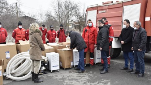 МАШИНЕ ЗА СУШЕЊЕ ПРОСТОРИЈА И ЦРПНЕ ПУМПЕ: Уручена помоћ Канцеларије за КиМ поплављеним домаћинствима у Лапљем селу