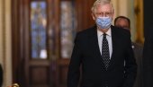 AMERIČKI SENATOR SE UKOČIO: Zurio u prazno 30 sekundi tokom konferencije za novinare AMERIČKI SENATOR SE UKOČIO: Zurio u prazno 30 sekundi tokom konferencije za novinare