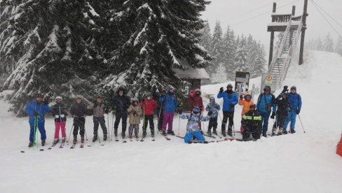 SNEŽNE RADOSTI ZA SOCIJALNO UGROŽENE: Škola skijanja na Kopaoniku za decu sa Kosmeta (FOTO)