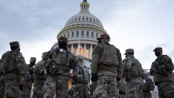 ТРАМП СЕ НИЈЕ ШАЛИО: Амерички војници Националне гарде у Вашингтону почели да носе оружје