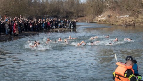 BOGOJAVLJENJE U PRNJAVORU: Časni krst u rukama Igora Hemuna