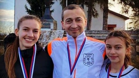 ZA OCA I DVE ĆERKE TRI MEDALJE: Arsenijevići iz Paraćina prava su sportska porodica