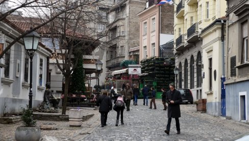 ДРВОРЕДИ ЛИПА У СКАДАРЛИЈИ: Радници Зеленила почели садњу стабала и постављање мобилијара у боемској четврти